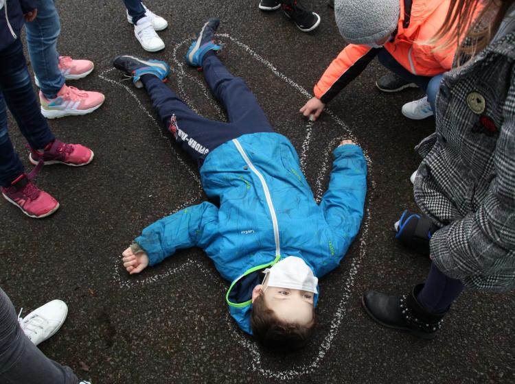 Préparation d'une saynète en cours : "la scène de crime"