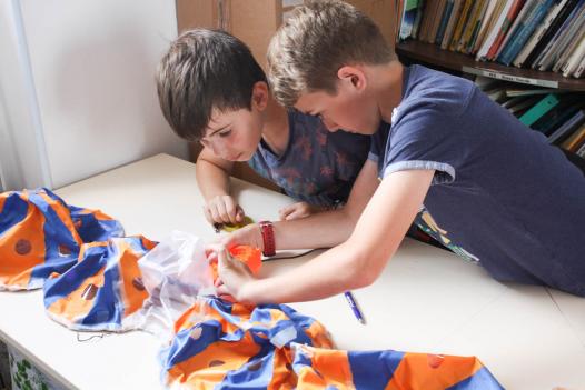 les pièces de tissus découpées et scotchées des enfants