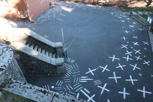 Chaque milieu est symbolisé par des signes tracés sur le sol de la cour.