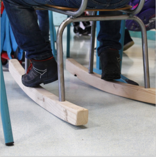 La chaise à bascule en utilisation dans la salle de classe 