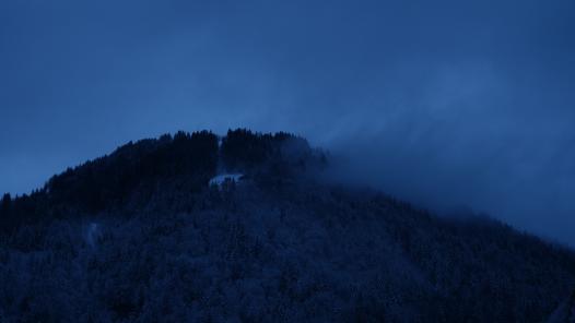 Quand on observe la montagne à la nuit tombée, cela devient évident qu'elle est le théâtre de nombreux mystères...