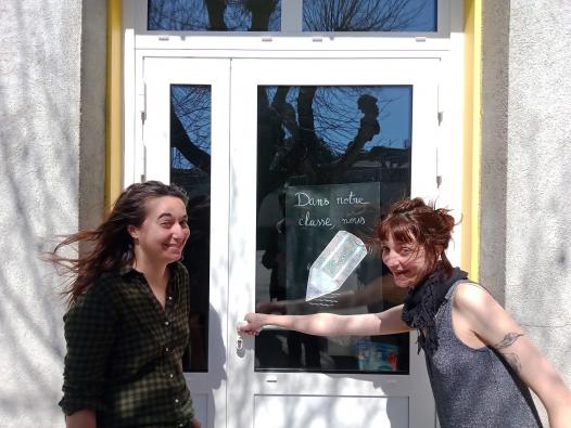 Estelle et Eva devant la salle de classe des CM1-CM2