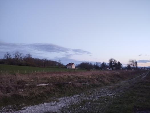 Une maison, isolée dans un champ, Varigney