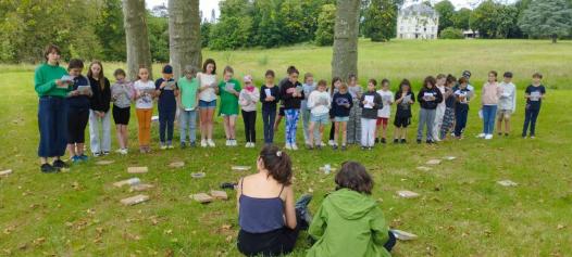 Répétition des enfants face à Armance et Sara