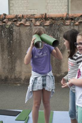 Un jeu en construction - Gratte-ciel, lunettes, usine et tour Eiffel