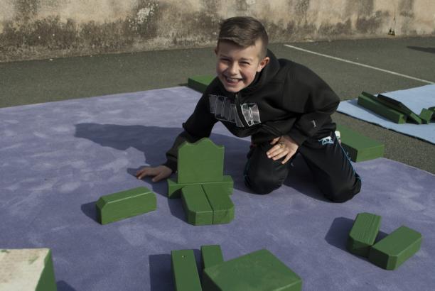 Un jeu en construction - Gratte-ciel, lunettes, usine et tour Eiffel