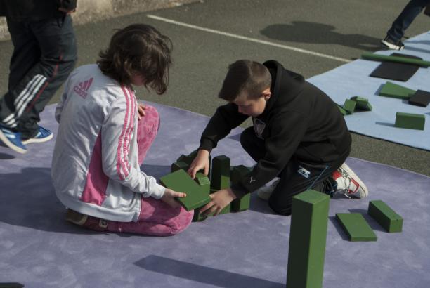 Un jeu en construction - Gratte-ciel, lunettes, usine et tour Eiffel