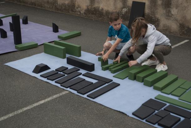 Un jeu en construction - Gratte-ciel, lunettes, usine et tour Eiffel