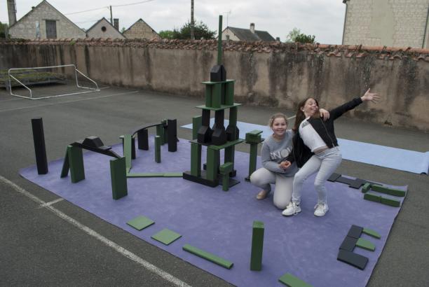 Un jeu en construction - Gratte-ciel, lunettes, usine et tour Eiffel