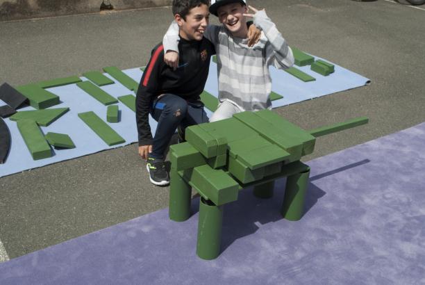 Un jeu en construction - Gratte-ciel, lunettes, usine et tour Eiffel