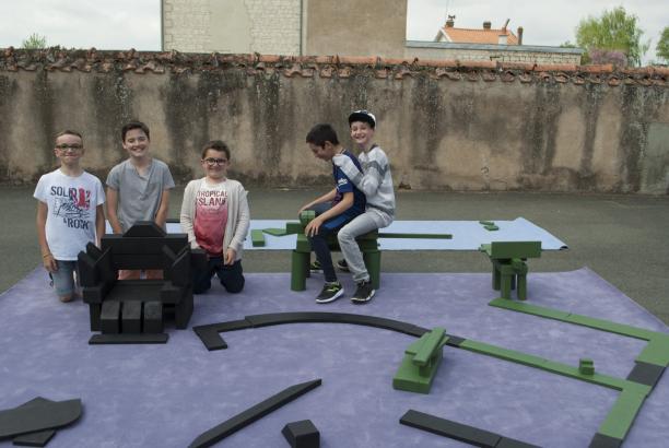 Un jeu en construction - Gratte-ciel, lunettes, usine et tour Eiffel