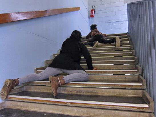 Se déposer dans les escaliers