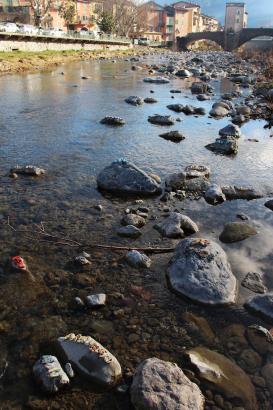 3. Installation sur la rivière : les mots des pierres émergentes