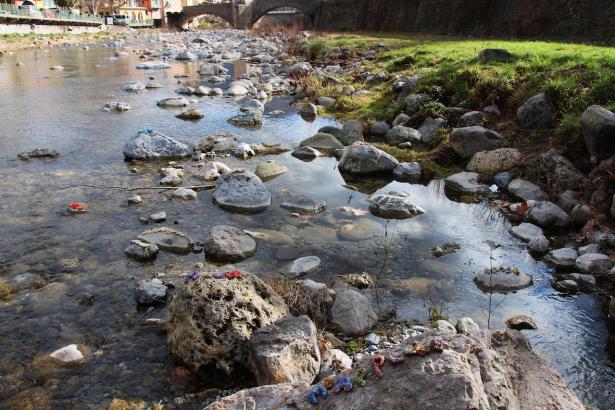 3. Installation sur la rivière : les mots des pierres émergentes