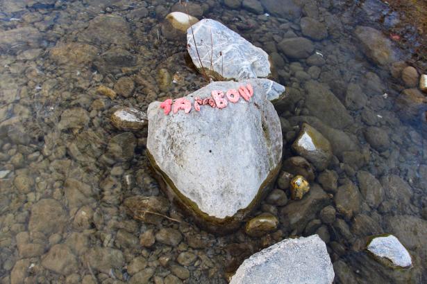 3. Installation sur la rivière : les mots des pierres émergentes