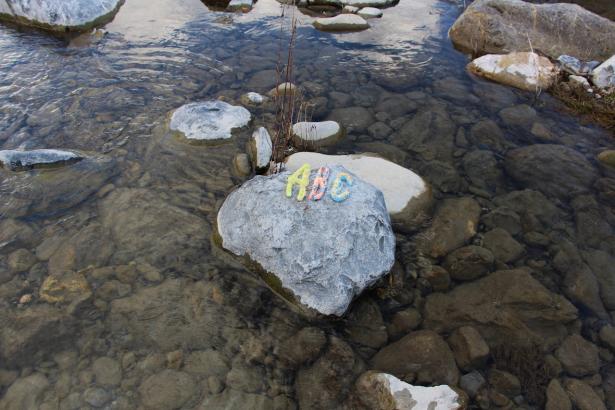 3. Installation sur la rivière : les mots des pierres émergentes