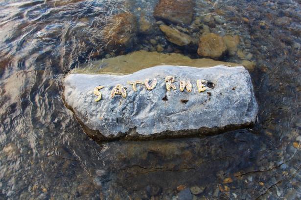 3. Installation sur la rivière : les mots des pierres émergentes