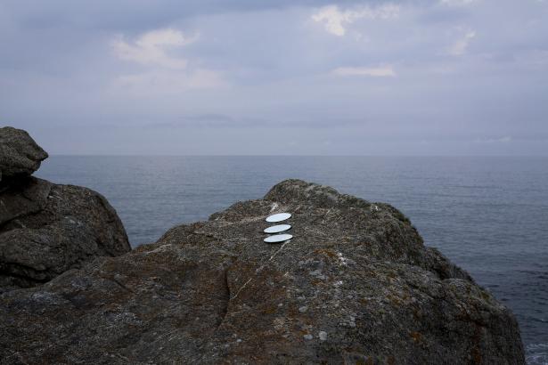 Cette photographie est issue de « la phosphorescence de la mer » dans lequel je suis intervenue directement sur le paysage en y plaçant trois miroirs qui viennent donner une direction, ou encore qui s’imbriquent dans l’image pour troubler le spectateur.