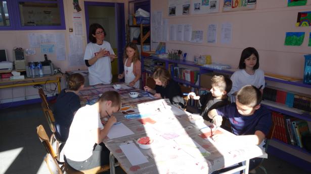 La bibliothèque transformée en atelier de recherche de couleurs. Debout au fond, l'institutrice Hélène Cossaune. 