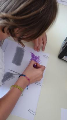 Zoé, plongé dans un coloriage d'une extrême précision