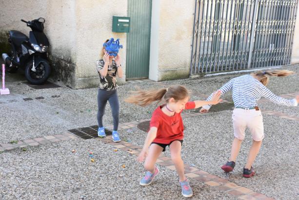 ...Un beau jour, lorsque Méduse, la gardienne de la rue et du sceptre, faisait sa sieste, deux méchantes arrivèrent et essayèrent de s’en emparer." Méduse tient bon!