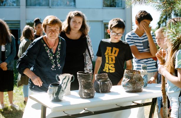 Une fois les représentations terminées, les élèves discutent avec le public des vases qu'ils ont faits cette année