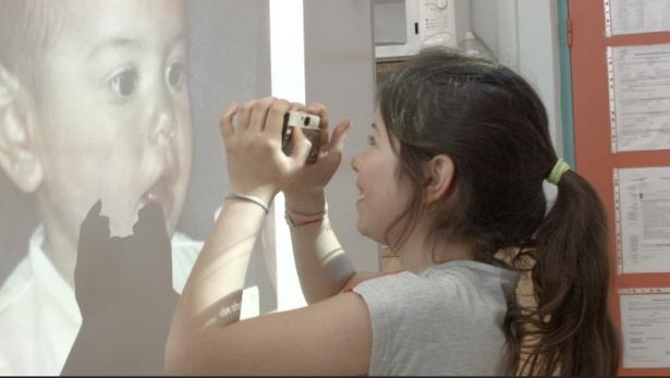 Clara a choisit de reprendre sa photo projetée sur un écran pour n'en prendre qu'un détail.