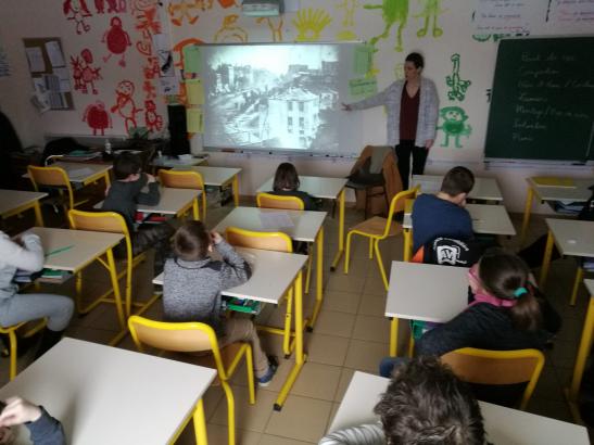 « Rituel » du mardi matin en classe, devant la photographie de Daguerre © Mathieu Moncomble