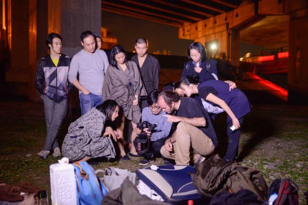 Tournage du Film en Plan Séquence "Underbridge", Taiwan, 2016. La tension est palpable, tous les membres de l'équipes sont alertes.