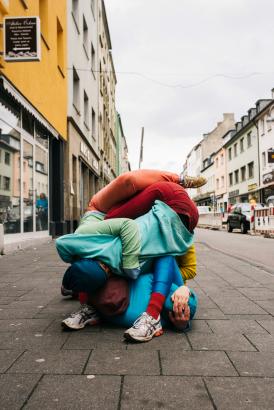 Inspiration - Photo de Bodies In Urban Spaces, performance conçue par Willi Dorner.