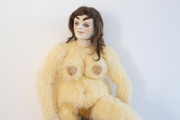 Denis Savary, poupées de Kokoshka. Cette oeuvre nous inspire par les matériaux utilisés (les poils jaunes, les noix de coco pour les seins), à la fois très enfantins et très archaïques
