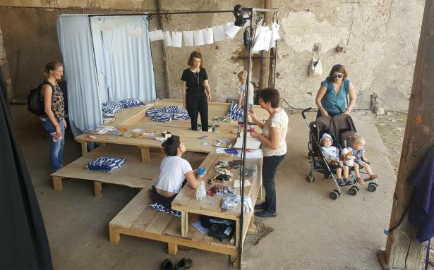 Le bâchon, plateau de lecture - projet réalisé en binôme en mai 2017 pour le Festival du village à bascule. Image du dispositif activé par l'atelier de gravure.