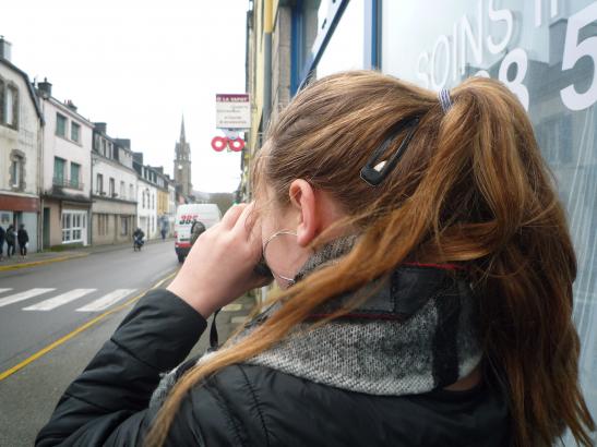 Photographe dans la rue principale