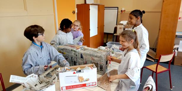 2 - Les enfants recouvrent les cartons de papier maché