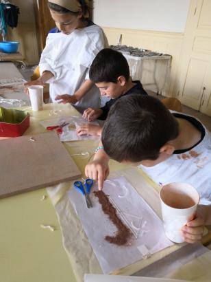 Saupoudrez ! Pâtissez-tapissez ! Programme création en cours, atelier rhodoid, poudre ocre et poudre de bauxite.