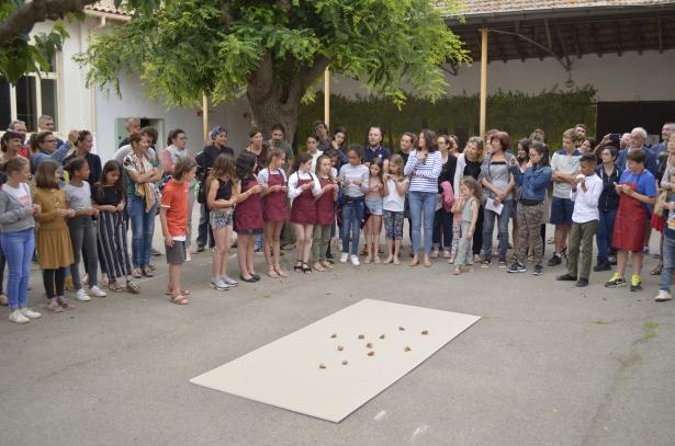 Biscuits pougetois, papier et terre crue. Ecole primaire Lou Malhoulet, Le Pouget. Programme Création en cours 2019 projet de Floriane Pilon.