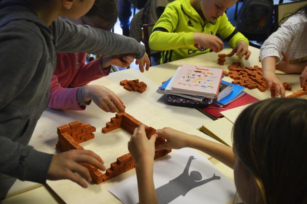 Réalisation des maquettes en mini-briques de terre cuite