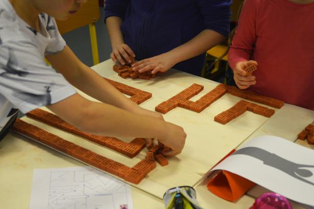 Réalisation des maquettes en mini-briques de terre cuite