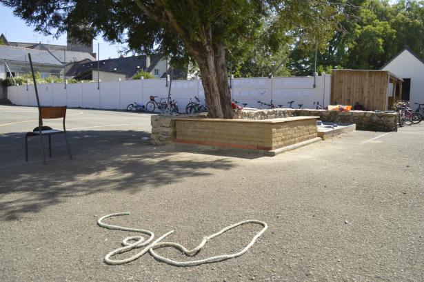 Banc en briques de terre crue réalisé par les élèves