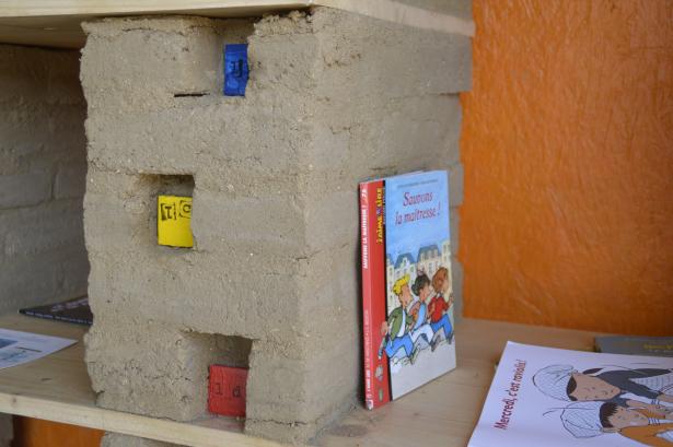 Bibliothèque en briques de terre crue réalisée par les élèves