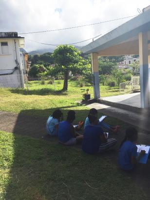 Les enfants qui dessinent dans la cour