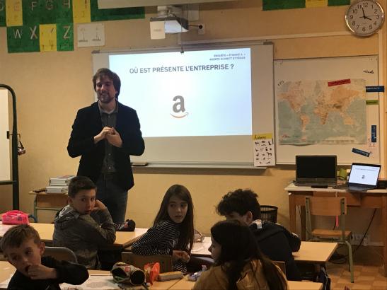 Présentation d'Amazon par les agents SCHMITT et PÂQUE