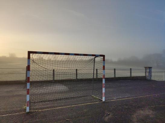 La cour de l'école est face à un champ (parfois peuplé de moutons). Ce matin, il y avait beaucoup du brouillard.