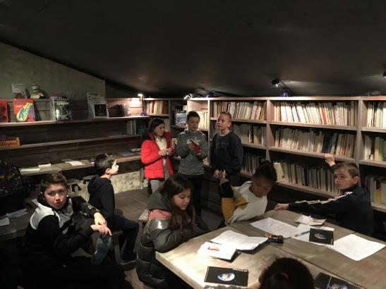 Groupe d'élèves lisant une scène d'une des pièces de théâtre de la Théâtrothèque
