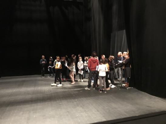 Les élèves découvrant la scène du Théâtre de la Tête Noire