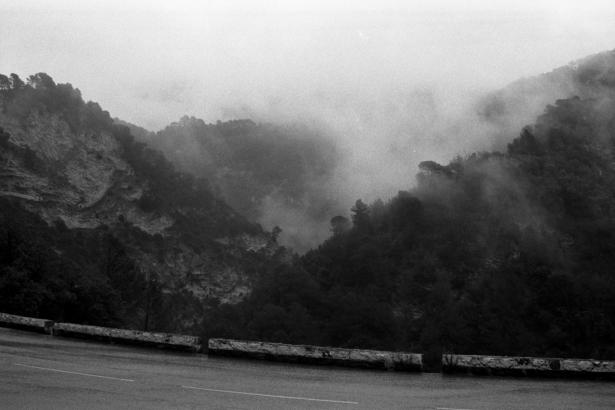 Photographie noir et blanc du brouillard dans la vallée de la Roya