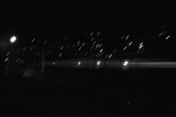 Photographie noir et blanc du départ d'un train en gare de Vintimille