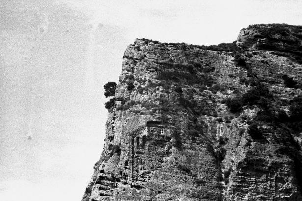 Photographie noir et blanc d'une montagne rocheuse