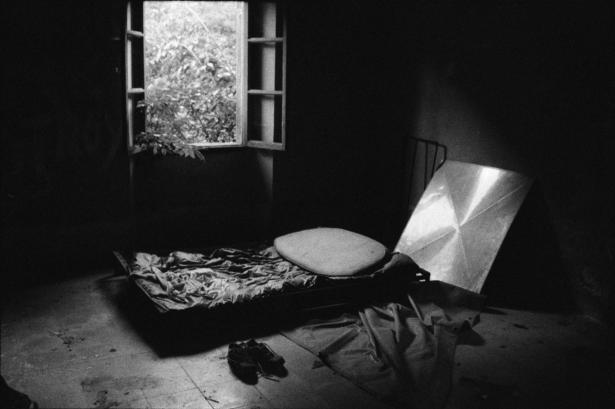 Photographie noir et blanc d'un lit improvisé