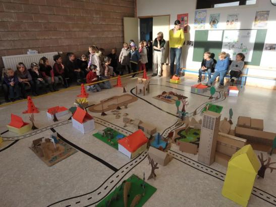 Le chemin de l'école, Simon Deprez et Eléonore Labattut, études territoriales curieuses, école de Graignes-Mesnil-Angot, 2011